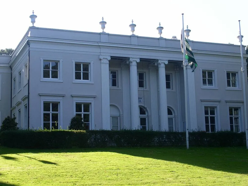 Bloemendaal: Gemeentehuis Bloemendaal in Overveen
